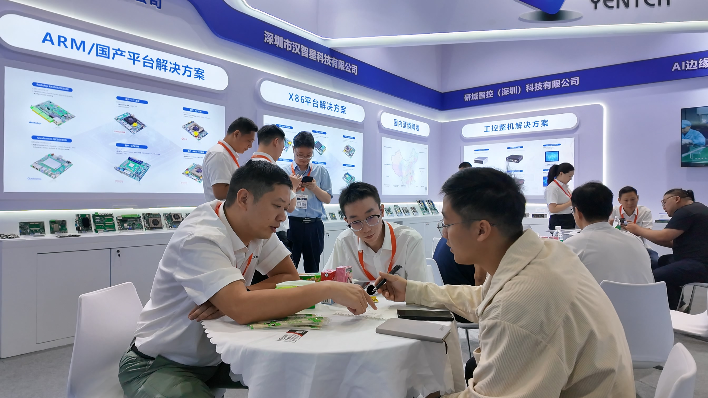 产品总监和客户洽谈合作方案.jpg
